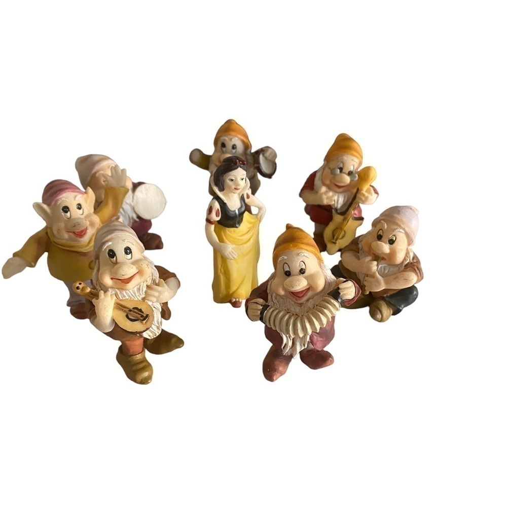 Snow White and the Seven Dwarfs Figurines. Can be used as Cake Toppers